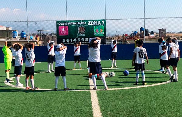 Equipo infantil de fútbol en la vigésima Espartaqueada Deportiva