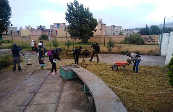Antorcha y vecinos realizan jornada de limpieza en centro de salud de Chicoloapan