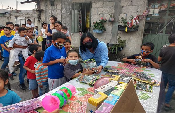 Antorcha realiza entrega de juguetes en colonias populares de Córdoba