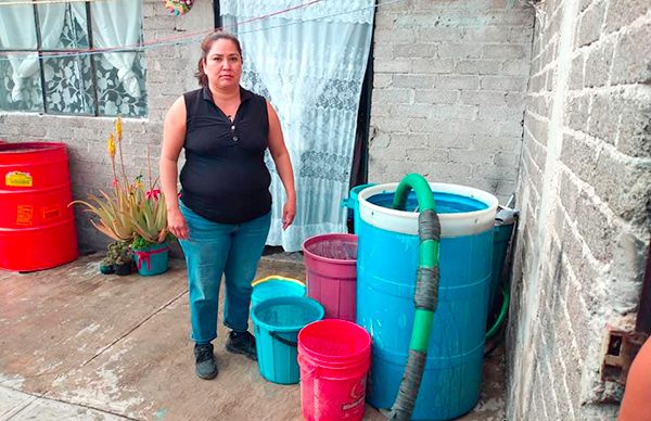 Vecinos de Tecamachalco reciben ayuda con agua potable