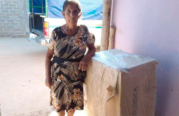 Entregan estufas ecológicas a familias de Los Hilarios, en Igualapa