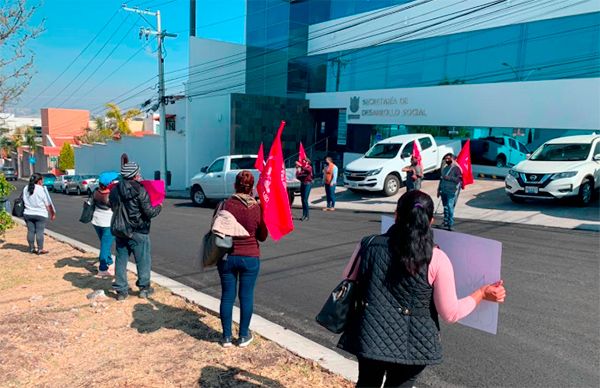 Continúan protestas en SEDESOQ, familias demandan asistencia social