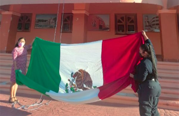 Conmemoran símbolos patrios en Tecomatlán