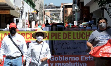 Marchan antorchistas contra Cuauhtémoc Blanco; él los ignora