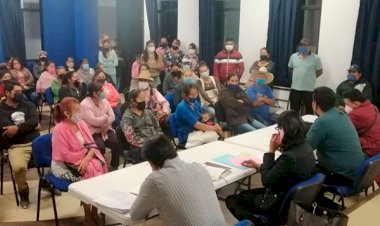 Alcaldesa de Ario de Rosales pacta compromisos con colonos organizados