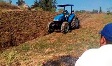 Campesinos antorchistas de Ocuilan mediante gestiones rescatan tractor comunitario