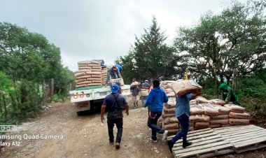 Ayuntamiento antorchista apoya con material para la rehabilitación del camino a La Cardona, en Armadillo de los Infante.