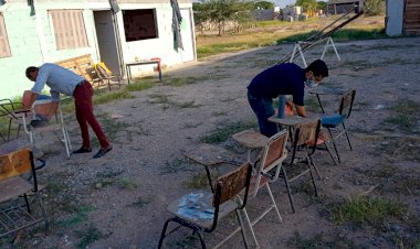 Al aire libre niños toman clases en primaria de Matamoros