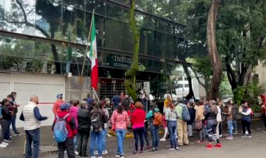 Familias de Iztapalapa se manifiestan en INSUS; exigen regularización de colonias