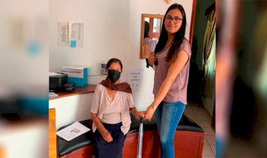 Antorcha Mexquitic beneficia a abuelitos con aparatos funcionales