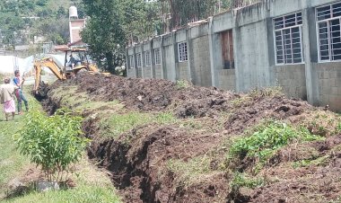 Para evitar inundaciones de temporada de lluvias, realizan desazolve en preparatoria antorchista de Tenancingo