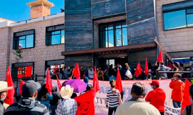 Antorchistas llevan pliego de peticiones a Ayuntamiento de Nogales