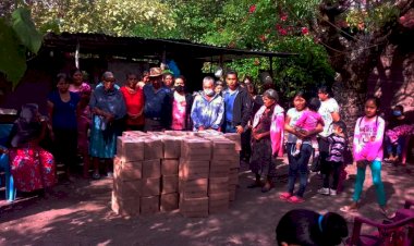Llegan más despensas a pueblos de Alcozauca de Guerrero
