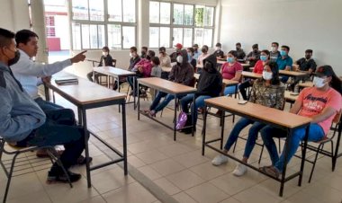 Urge que los estudiantes se involucren en política: Donato Márquez