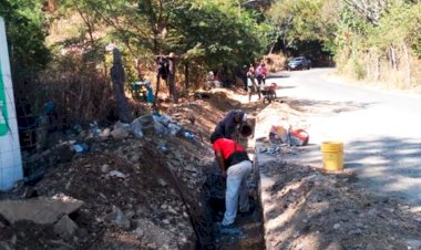 Logran antorchistas de Sultepec introducción de drenaje para familias de San Pedro Hueyahualco