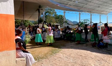 Inauguran techado para escuela de la Mixteca de Oaxaca