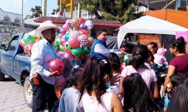 Síndico y regidor antorchistas llevan juguetes a San Gaspar