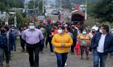 A solicitud de habitantes alcalde de Fortín visita su colonia 