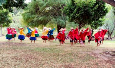 Participan jóvenes de Teco en Folclor Internacional