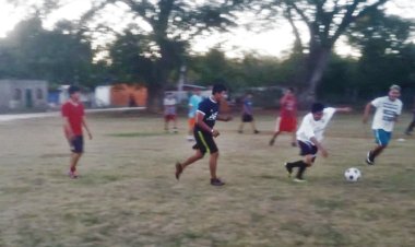 Continúan jóvenes mayas entrenamientos en escuela antorchista de Fútbol