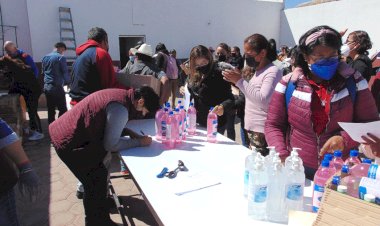 Entregan kits de limpieza a escuelas de Cañada Morelos