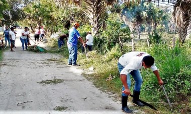 Colonos de La Antorcha limpian camino de acceso en faena comunitaria