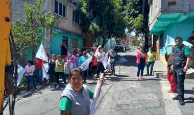 Antorchistas dan banderazo de inicio a reencarpetado de calle Quetzalcóatl en GAM