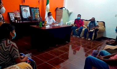 Atiende presidente de Huamuxtitlán a antorchistas del municipio