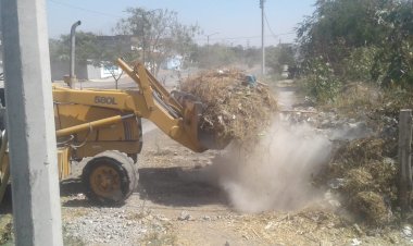 Realizan colonos faena en las calles de la Tercera Sección