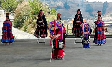 Con bailes preparatoria antorchista participa en concurso regional mexicano