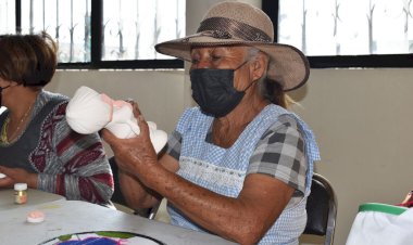 Llevan talleres a adultos mayores de Ocoyucan