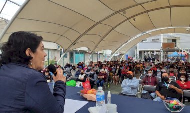 Gloria Brito dicta conferencia a plenistas de la Ciudad de México