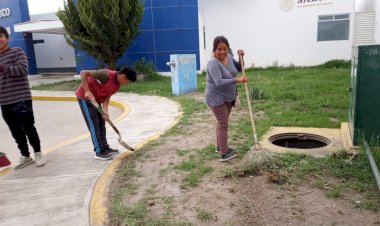Antorchistas dan mantenimiento a centro de salud de Puebla