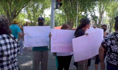 Comerciantes y antorchistas, se manifiestan en la presidencia municipal de Saltillo