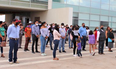 Colonia antorchista hace faena en preescolar 