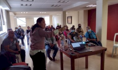 Doctora en Economía imparte ponencia a obreros de la CDMX