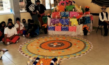 Alumnos de Querétaro participan en concurso de ofrendas