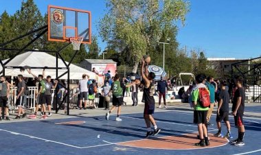 Jóvenes chihuahuenses se preparan para asistir al XIV torneo nacional de baloncesto en el estado de Michoacán.