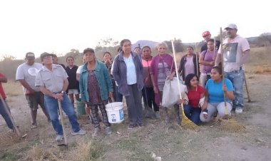 Antorchistas sanean espacios públicos de colonia Manuel Serrano