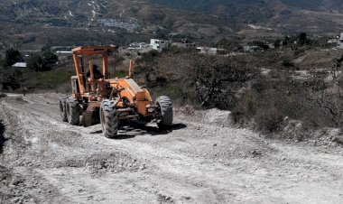 Avanza pavimentación de acceso a la colonia Mártires Antorchistas