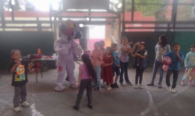 Activistas de Antorcha festejan a niños de Iztapalapa