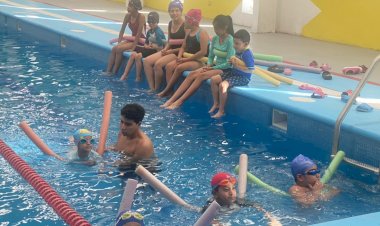 Inician clases de natación en unidad deportiva de Villas Zaragoza