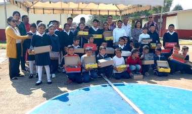 Alumnos de Tangancíacuaro reciben zapatos escolares