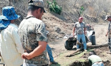 Ante desatención de las autoridades, campesinos reparan su red de agua potable