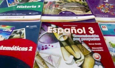 Libros de texto gratuitos en México: 60 años de enseñanza, al bote de la basura