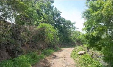 Nayaritas caminan por calles y caminos en mal estado