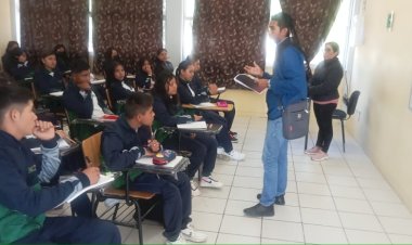 Jóvenes reciben plática acerca de la educación y la fundación del EMSAD 24