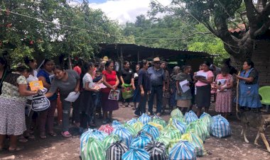 Entregan despensas a familias humildes de Xochapa, en Alcozauca