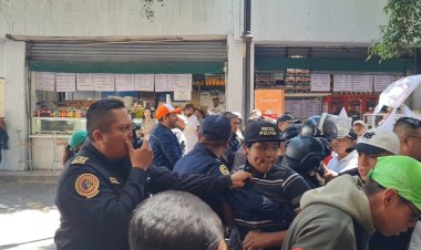 Policías y granaderos de CDMX reprimen marcha antorchista que exigía obra social
