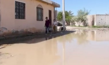 Afectados en colonias de Torreón exponen graves fugas de agua